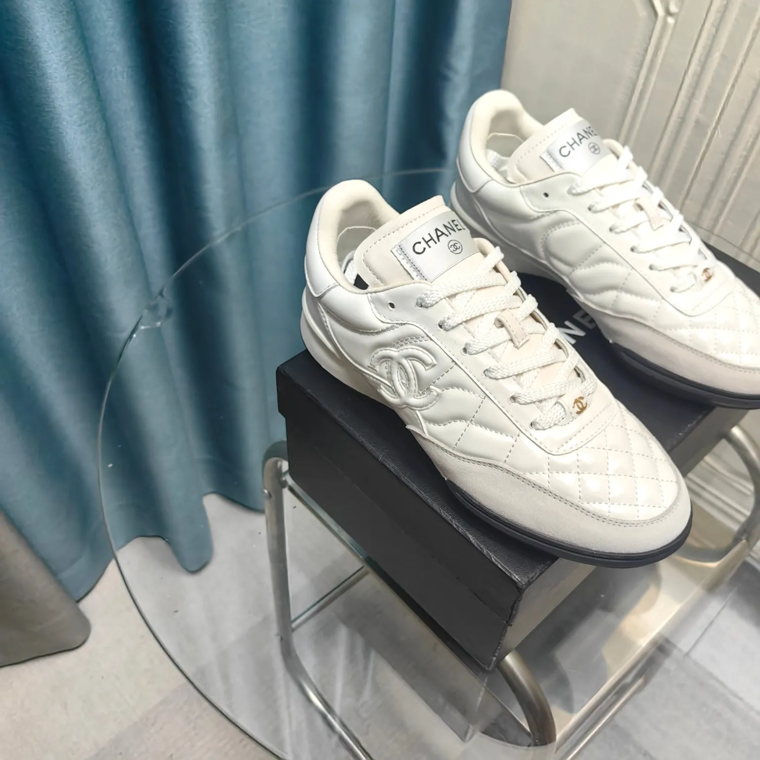 👟👟Ex-factory price 520👟👟 Chanel Chanel - 2024 counter top casual sports shoes This classic design; the upper is electro-embroidered with a variety of techniques; the outsole is fashionable and sporty; it is unusual to incorporate a variety of color matching elements... The diversified mix and match is very beautiful and versatile, casual, fashionable, sports and outdoor can be taken into account... ꫛꫀꪝ Go➫ Material: ❶Upper made of: Original imported mixed-breed sheep ❷Inside made of: original imported breathable sheepskin ❸Outsole based on: original TPU outsole Full set of boutique packaging for women 35–41